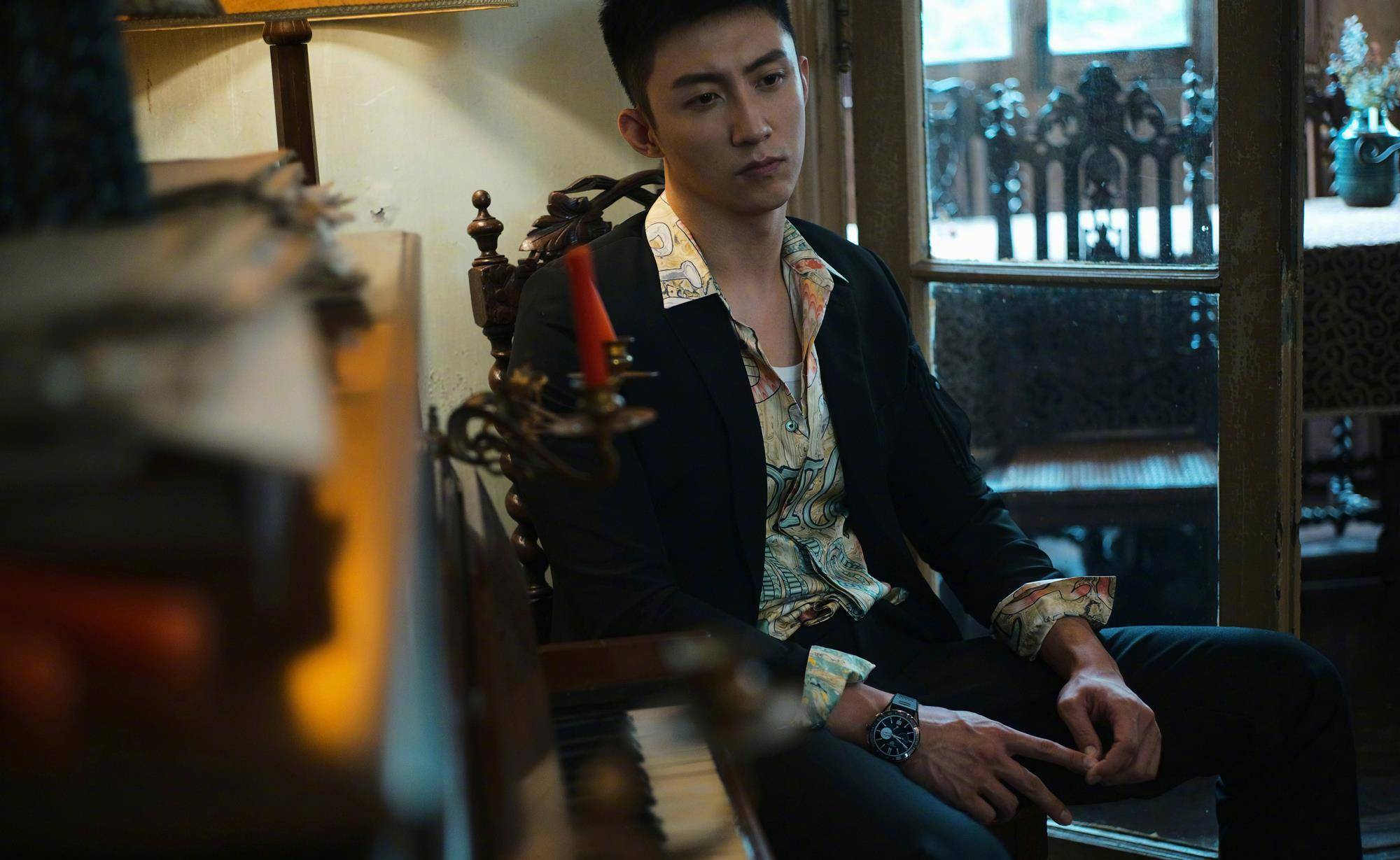 黄景瑜黑西装搭配花衬衫,玩转复古格调,不愧是最会花衬衫的男星_时尚