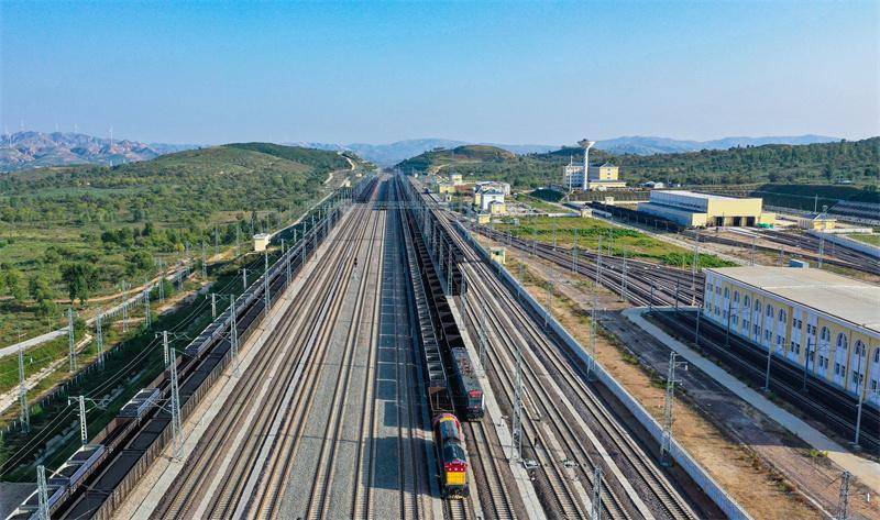 靖边东站:万吨"乌金"大列集结地 电煤由此输往鄂湘赣_作业_铁路_列车