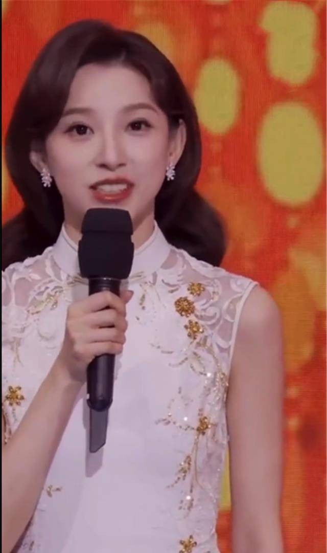 舞台主持人马凡舒成新国民女神,旗袍装超惊艳,她曾透露择偶标准_电视