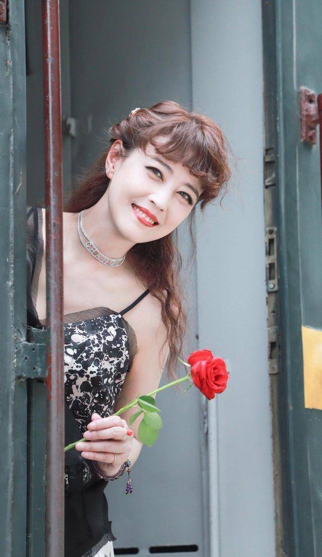 60后周海媚多自信?