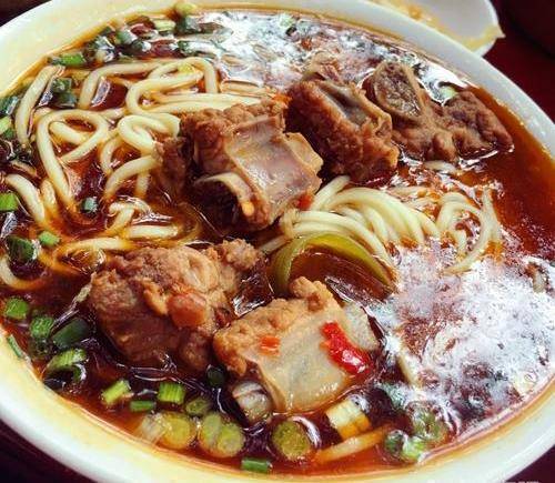 家常排骨面制作过程,排骨软烂入味,面条劲道爽滑,太美啦!