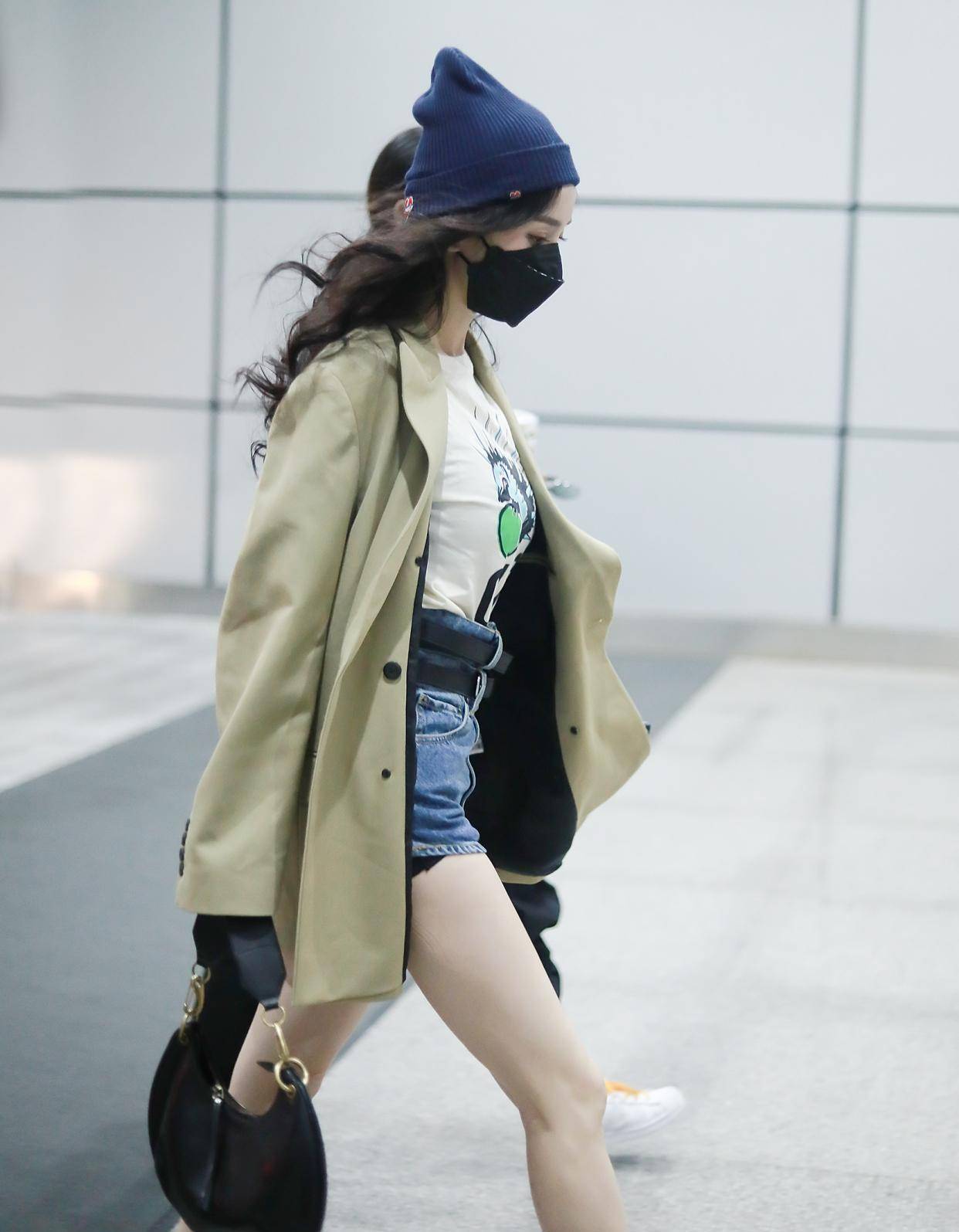 杨幂综艺私服惊艳,t恤叠穿清新少女,双马尾变身减龄"少女幂"_粉色