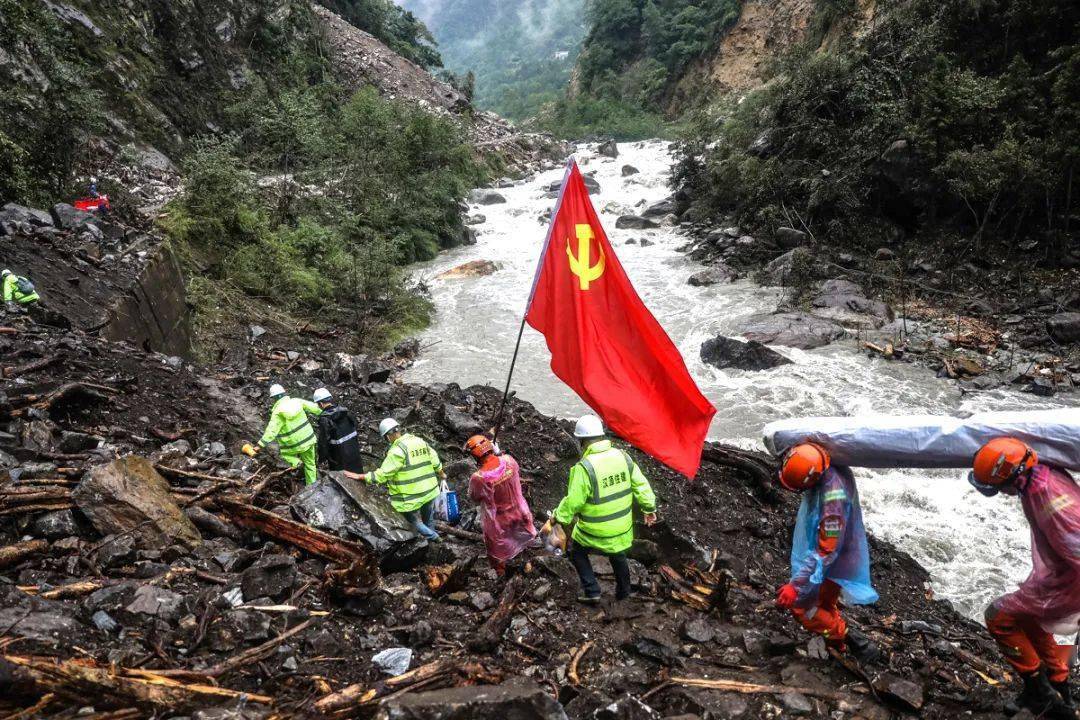 科学指挥 众志成城——雅安抗震救灾应急救援工作综述(上)_受灾_地震