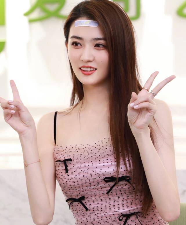 徐璐活动露面被抓拍,生图公开曝光真实颜值,男粉看完立马沸腾_形象