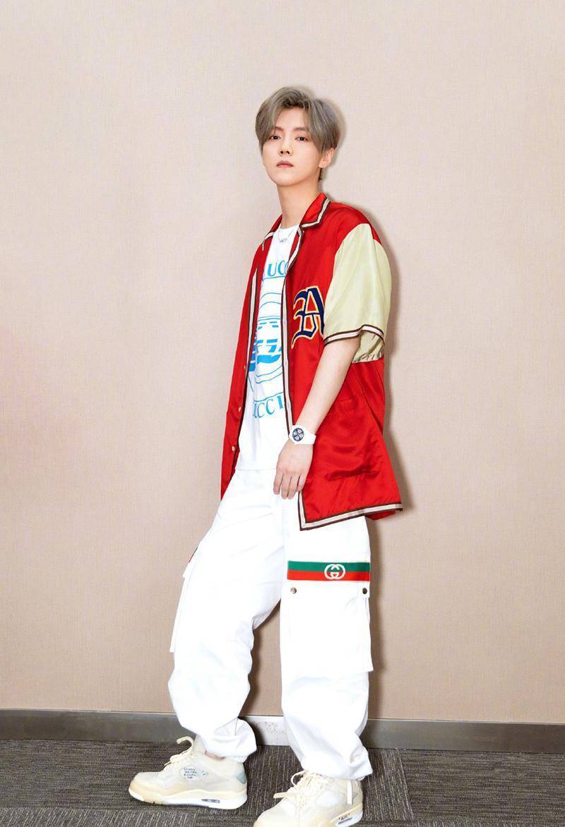 鹿晗前日上脚off-white xair jordan 4 "sail" ,搭配白色工装裤,运动