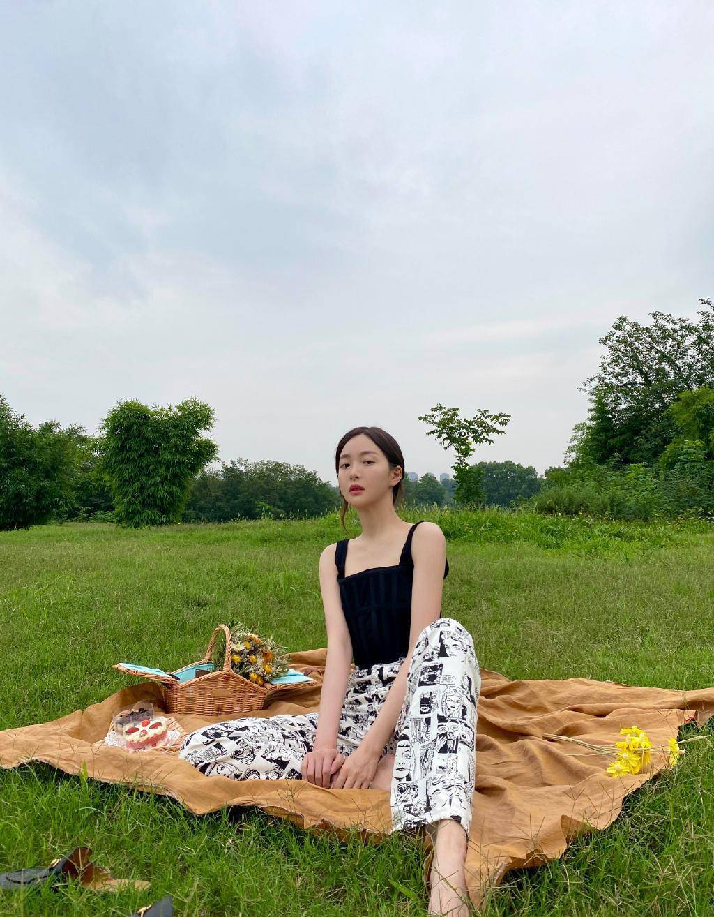 赵尧珂这身段不输超模,穿黑色背心配直筒裤,大长腿