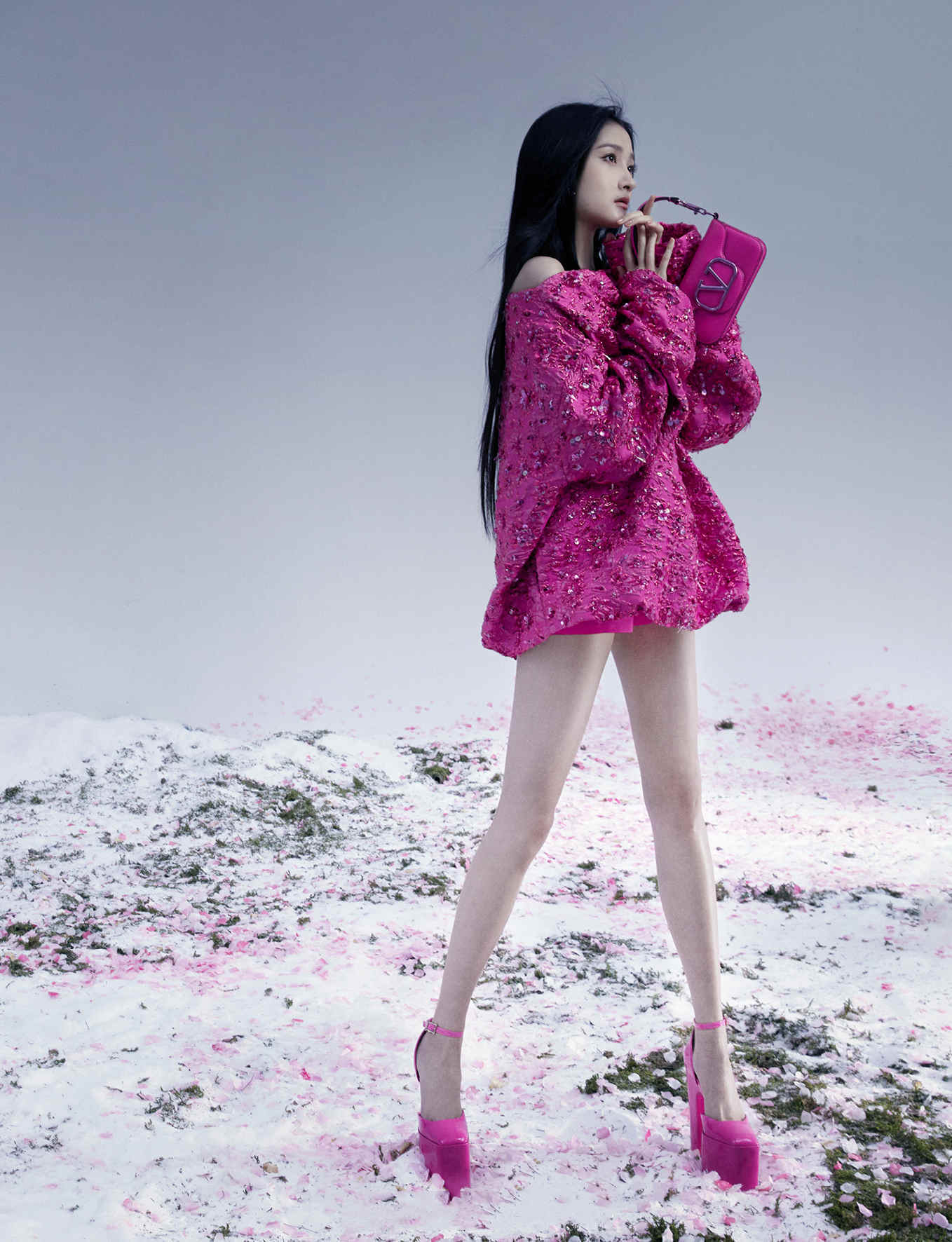 关晓彤时尚大片又美又飒,粉色和黑色打造出冷艳和明媚,优雅成熟_造型