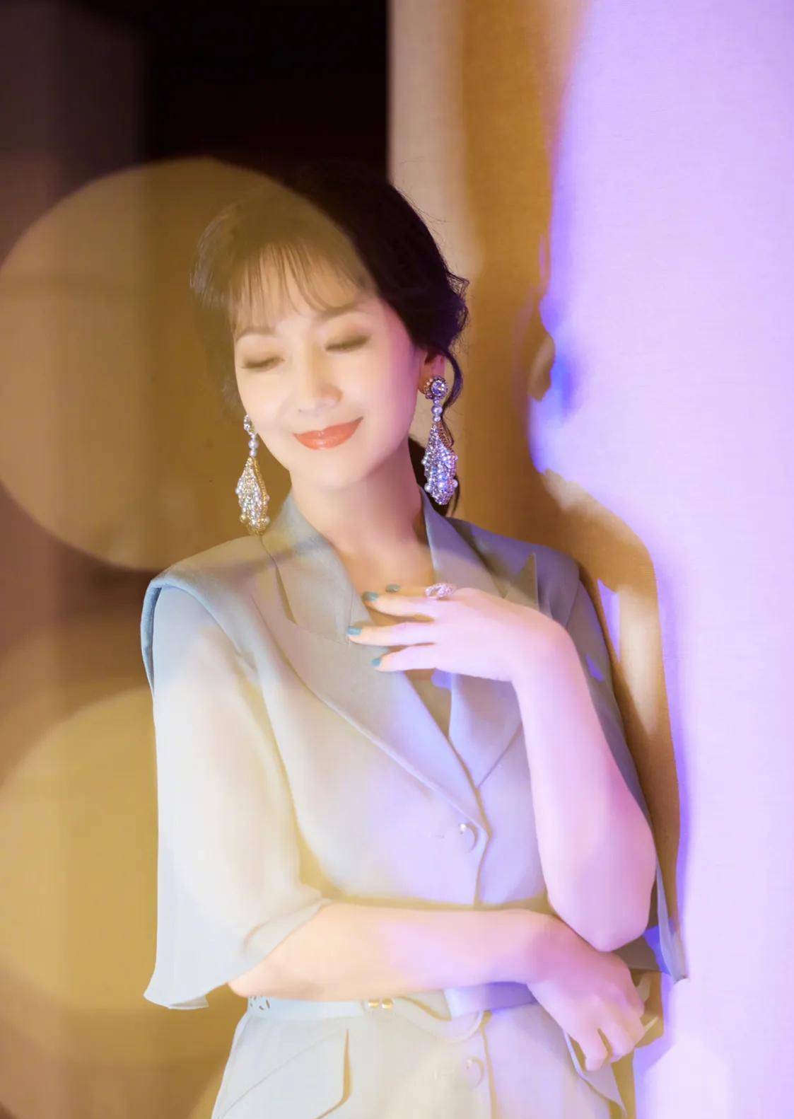 赵雅芝66岁活出了40岁的样子,容颜不老,衣品超群,非一日之功!