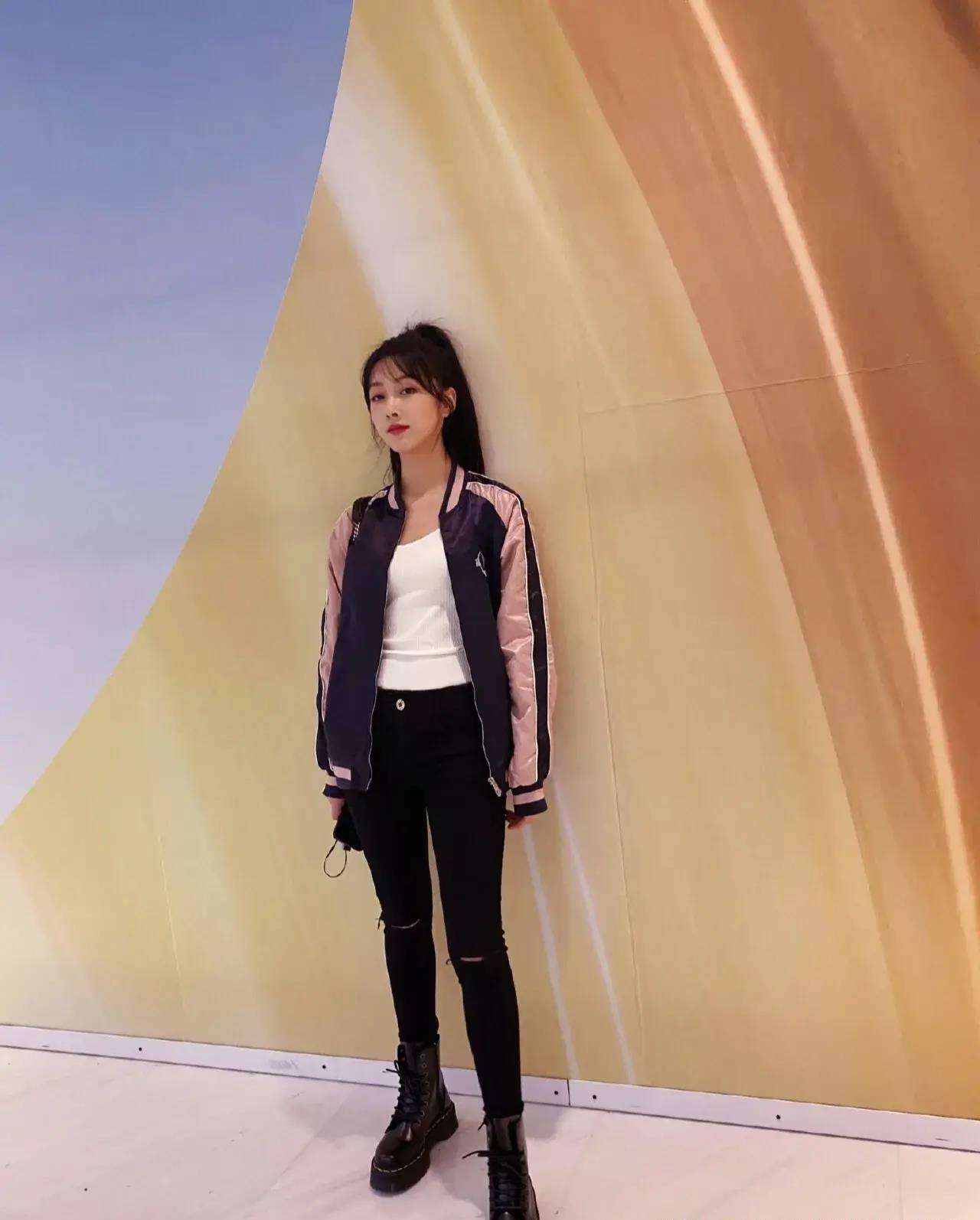 宣璐用白色短袖搭配黑色牛仔裤,经典的色彩组合,潮流时尚两不误_女孩