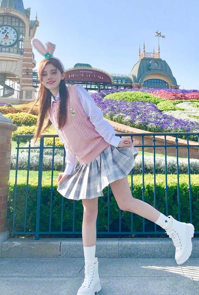 26岁鞠婧祎为了宠粉,学00后换上"jk裙",看见这腿自闭了_设计的_效果