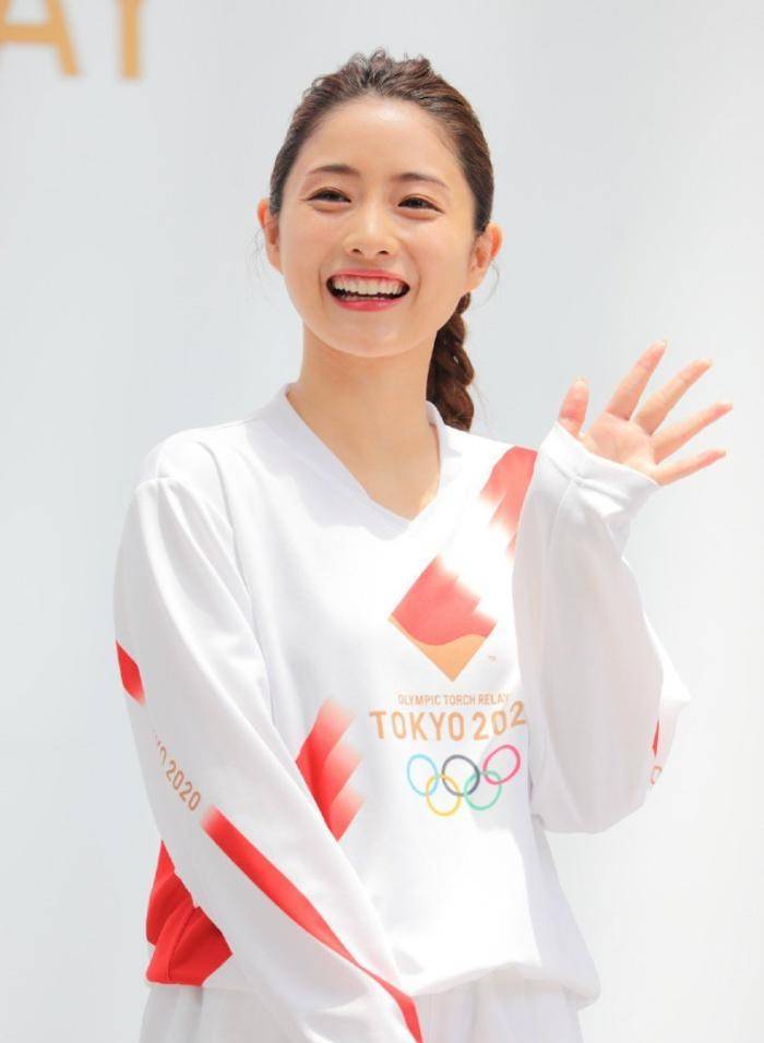 奥运圣火大使石原里美,参加了奥运圣火交接,体型娇小端庄又大方_口罩