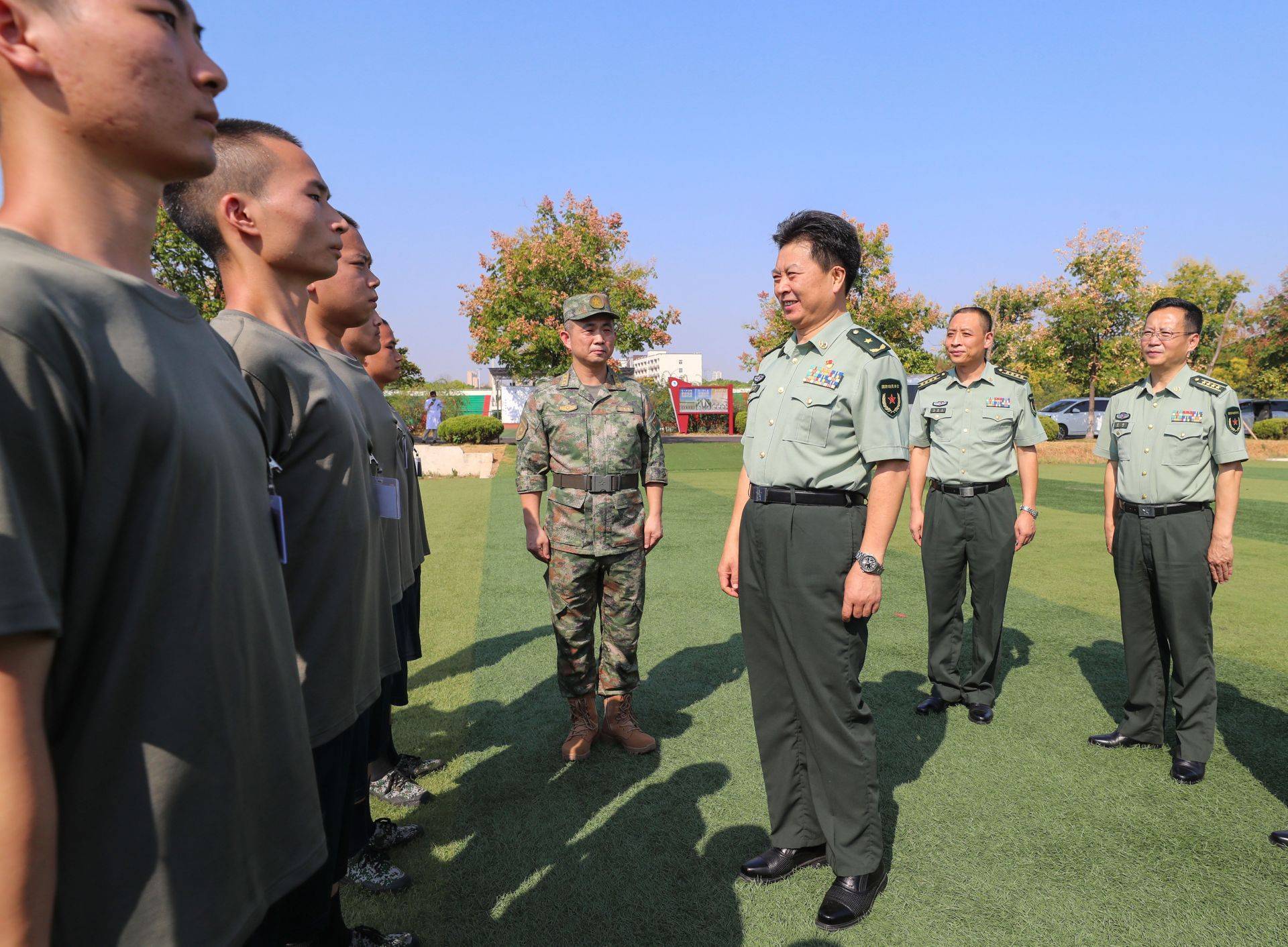 周月星检查指导预定新兵役前教育工作_女兵_训练场_少将