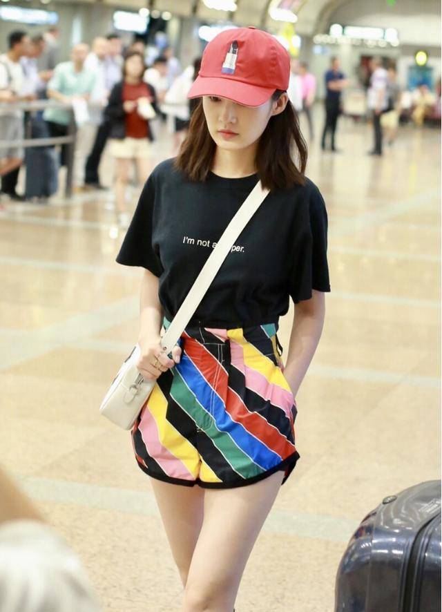 李沁打扮有一套,把"彩虹"印短裤上,"筷子腿"女生看了也羡慕