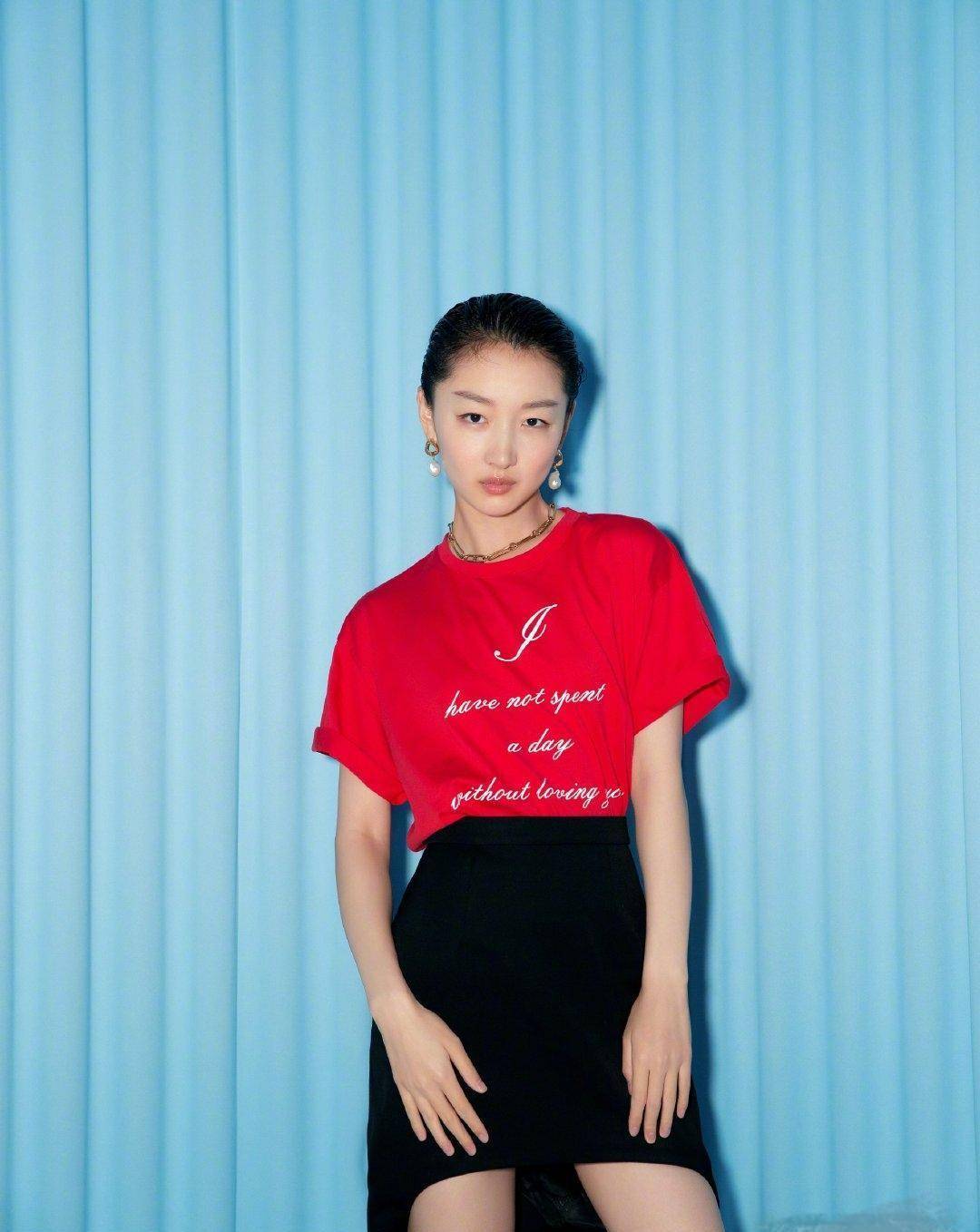 小个子女生不会穿,看看周冬雨的简单穿搭,轻松显高又时髦大气_印花