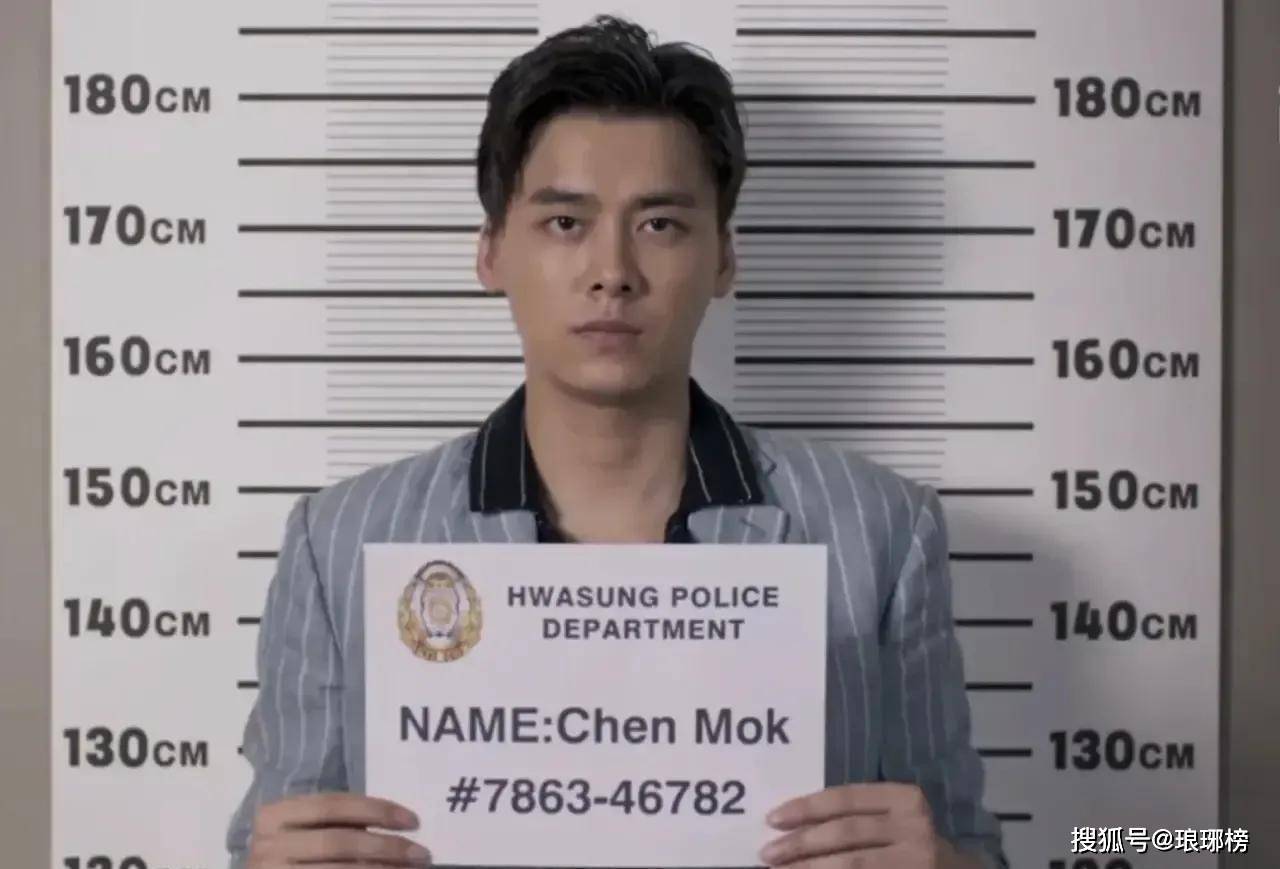 李易峰全家福,老爸面相很凶,老妈很漂亮,以后只能靠爸妈养老了_父母