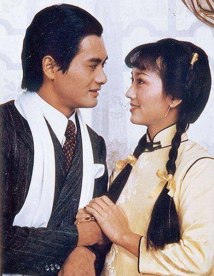 许文强机智地化解了这场绑架案,也正是因为这个机缘巧合,美丽的冯程