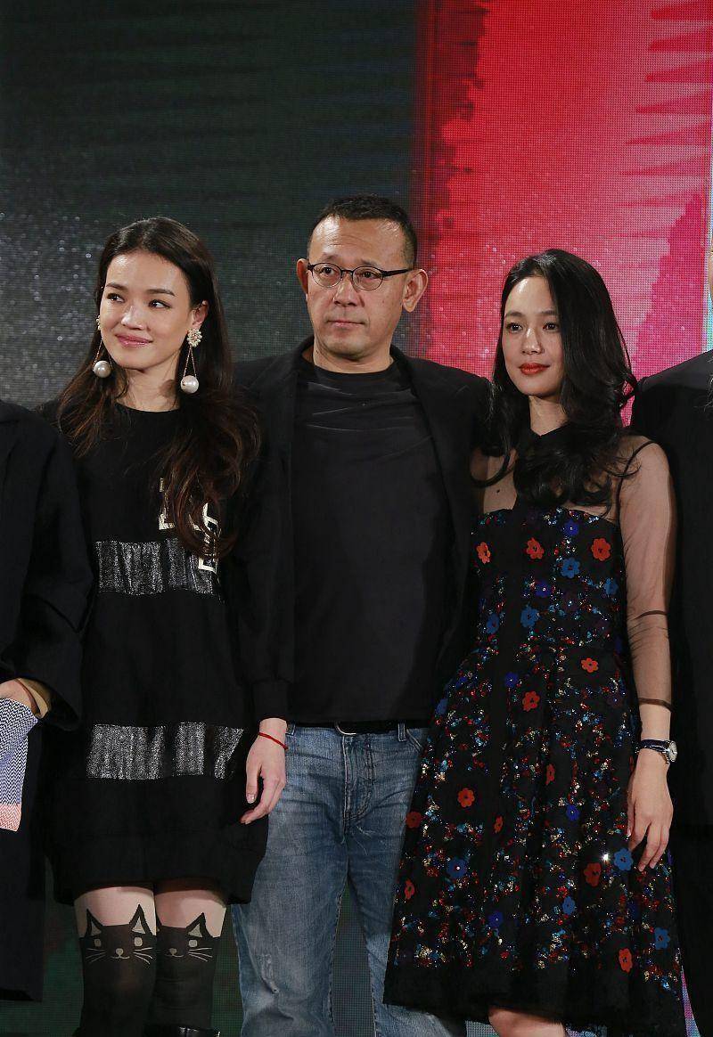 姜文夫妇同框好甜蜜,妻子周韵依旧貌美,姜文却满脸胡茬似隔辈人_裙子