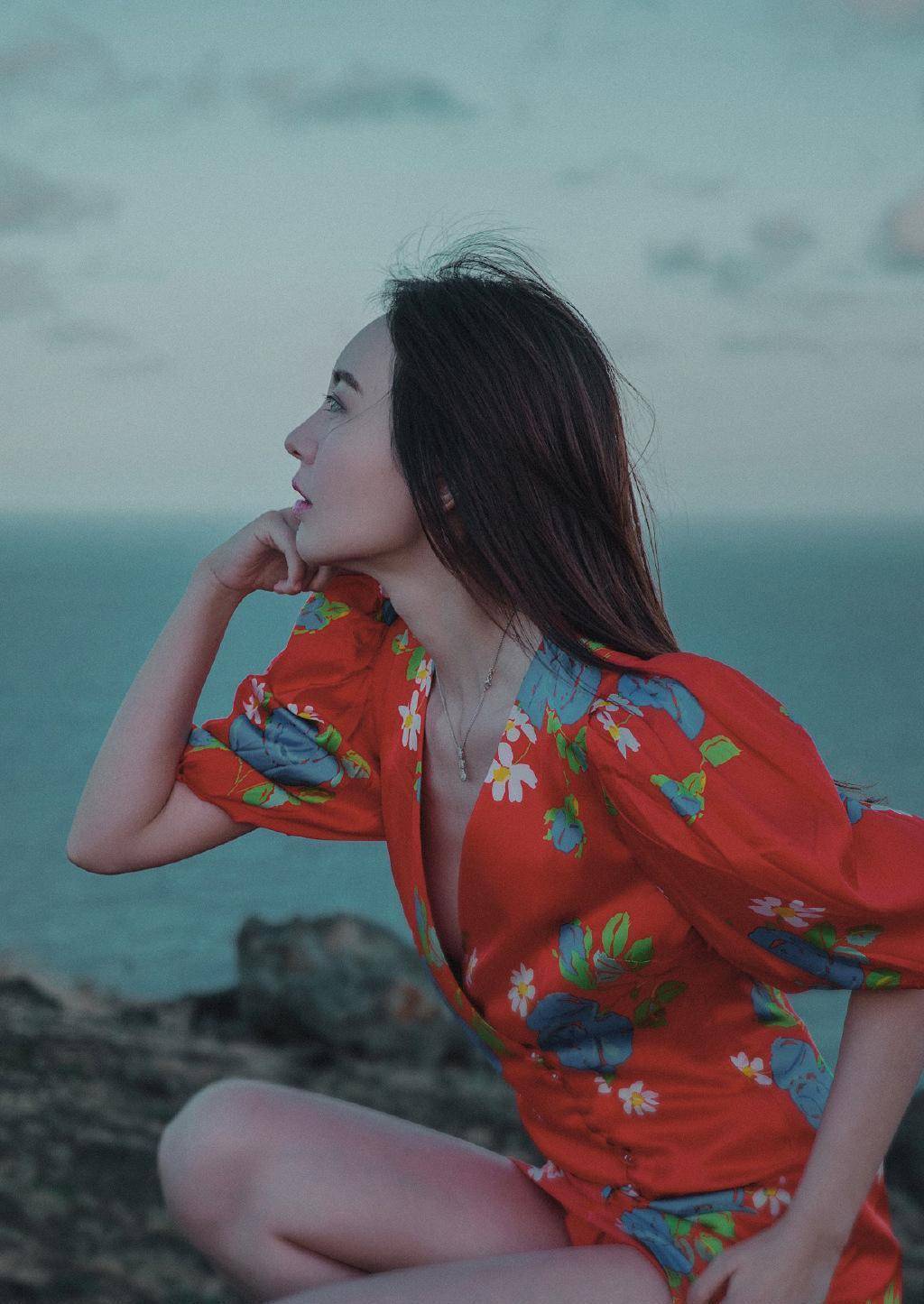她演新版"金锁"才被人关注,今穿灯笼袖印花时尚裙,明艳大气_孙耀琦