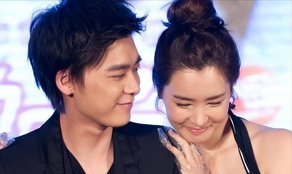 也有网友表示曾经因为李易峰取关过她,现在才发现李多海情商和学历都