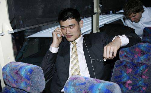 备受球迷们的关注,而他也有着"小巨人"的称呼,手机到了姚明的手里