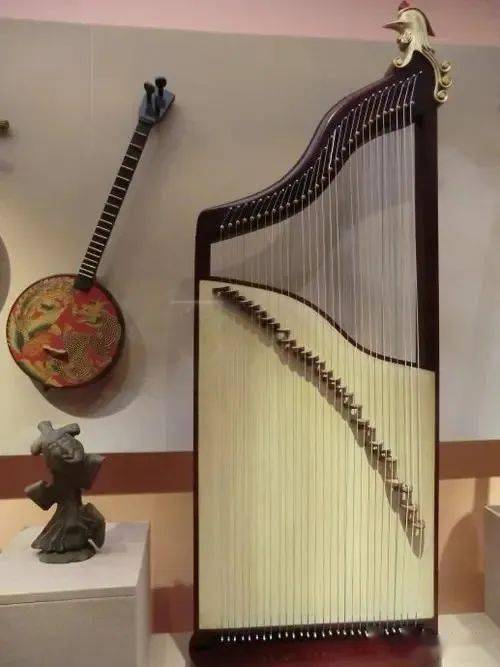 现代箜篌结构(图:中国乐器图鉴)雁柱的加入让现代箜篌在演奏上更灵活