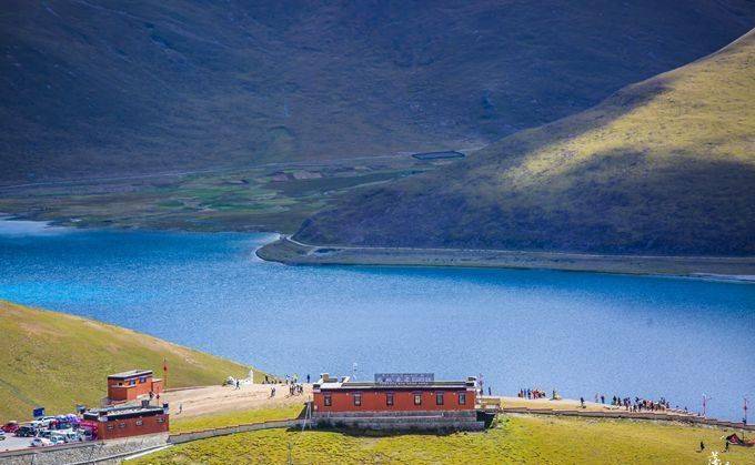 西藏旅游不可错过羊卓雍错，景色秀美，很多小姐姐都在这里自拍