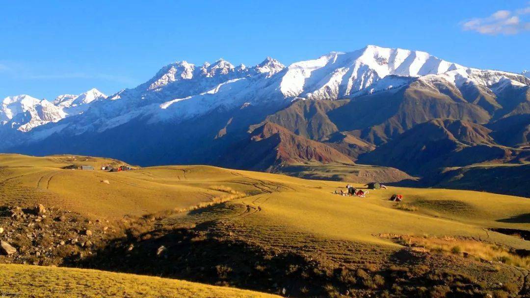 托木尔峰是我国境内天山山脉的最高峰,海拔7435