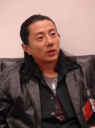 也在这一年,由高晓松作词作曲的老狼演唱的《同桌的你》火遍大江南北