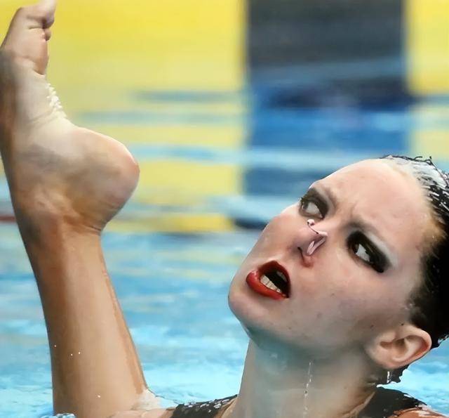 女子跳水比赛尴尬磕头图片