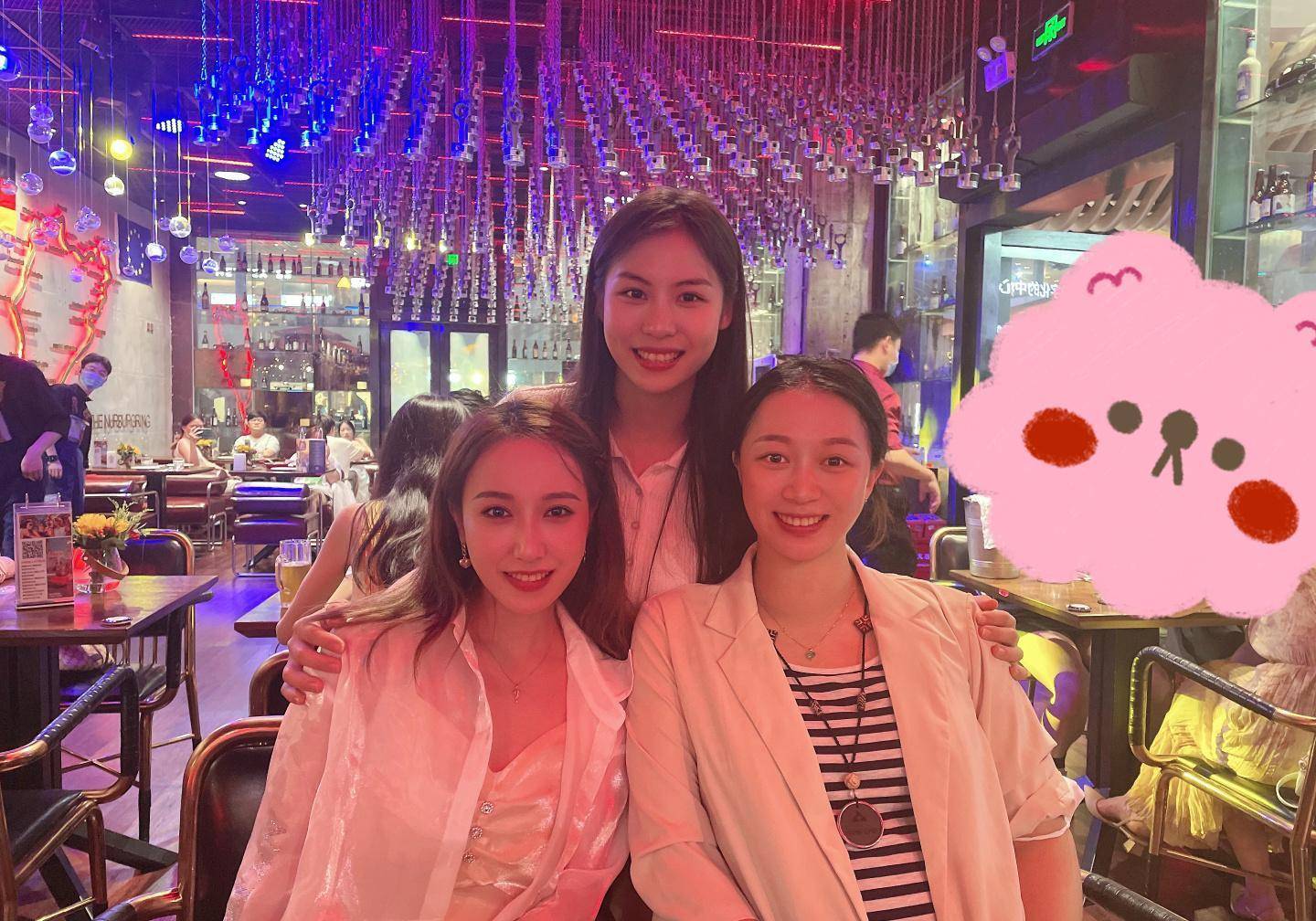 东京奥运会赛事结束后,杨伊琳晒出了自己和昔日队友黄秋爽的合影,此时