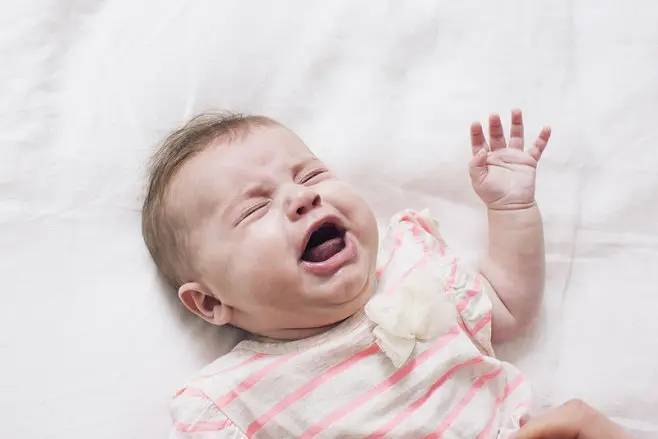 错误拍嗝手法导致宝宝吸入性肺炎？宝宝吐奶、呛奶后千万别这么做!