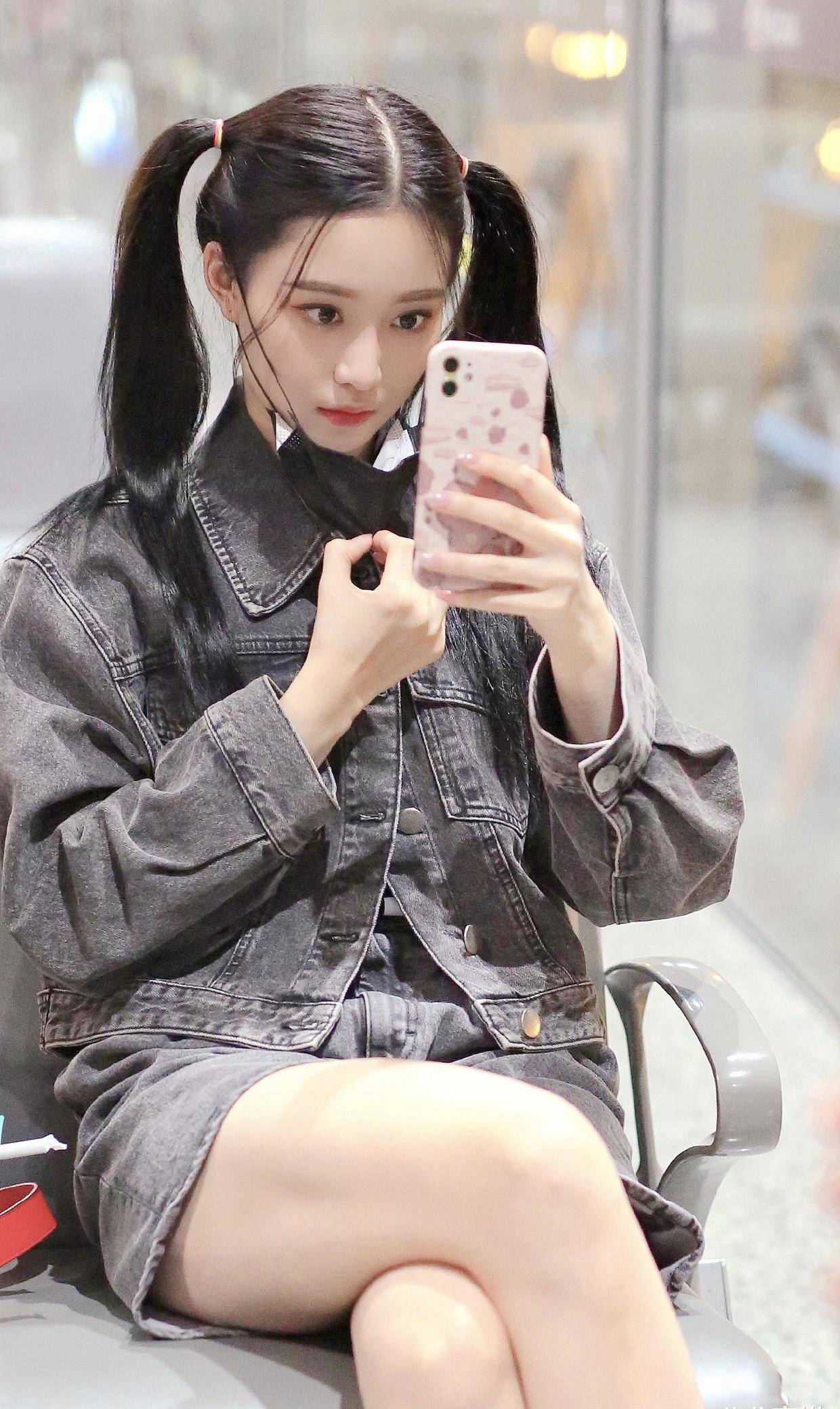 原创徐艺洋厉害了穿牛仔套装内搭t恤走机场秒变成下一代带货女王