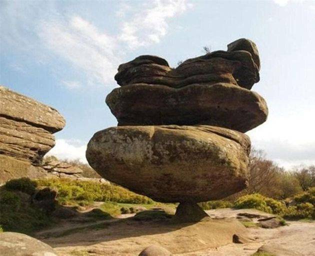 世界上最独特的200吨石岩石，平衡在一个小底座上