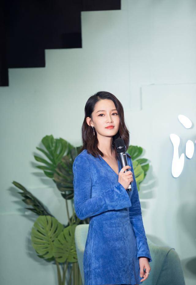 李沁化身"霸道总裁",不规则西装裙又飒又美,真是酷到起飞_设计_造型