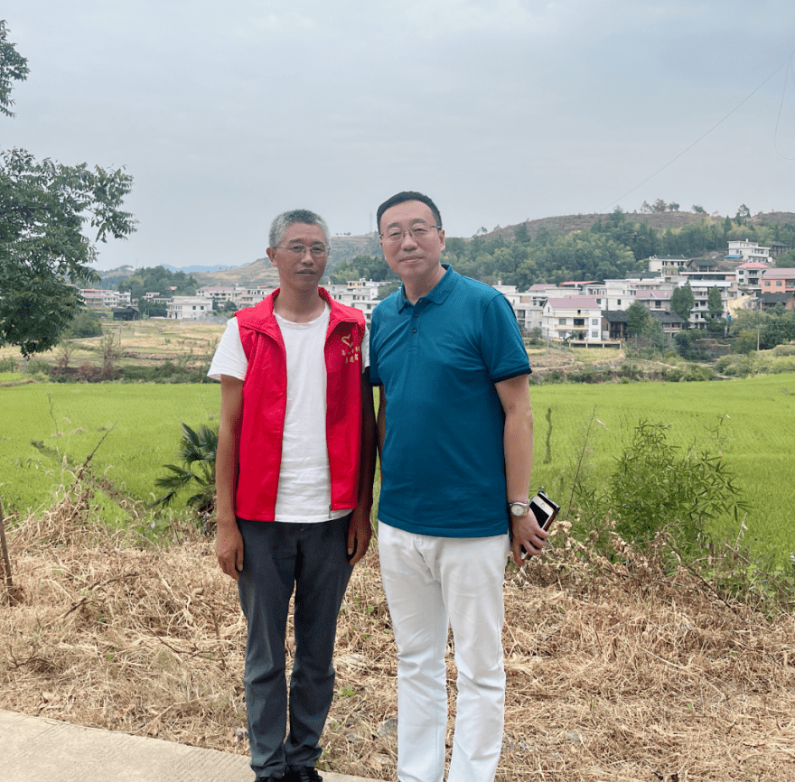 今天,我随陈飞豹董事长到新化县曹家镇栗山坪村参加省