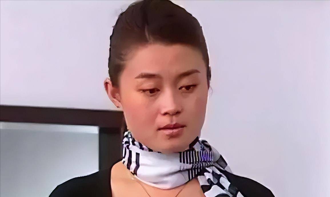 老伴"关婷娜,在豪宅内养羊驼,穿低领睡衣秀事业线_电视剧_照片_马大帅