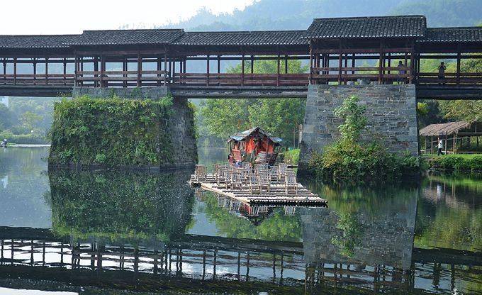 婺源有一座彩虹桥，被誉为“中国最美的廊桥”，可惜却被洪水冲毁