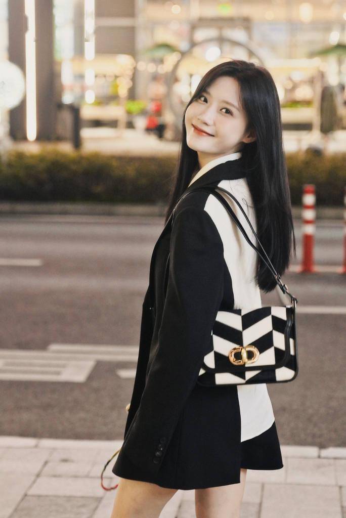 陈意涵黑色西装街拍释出 秀美腿性感酷帅兼具_短裤_造型_陈意涵