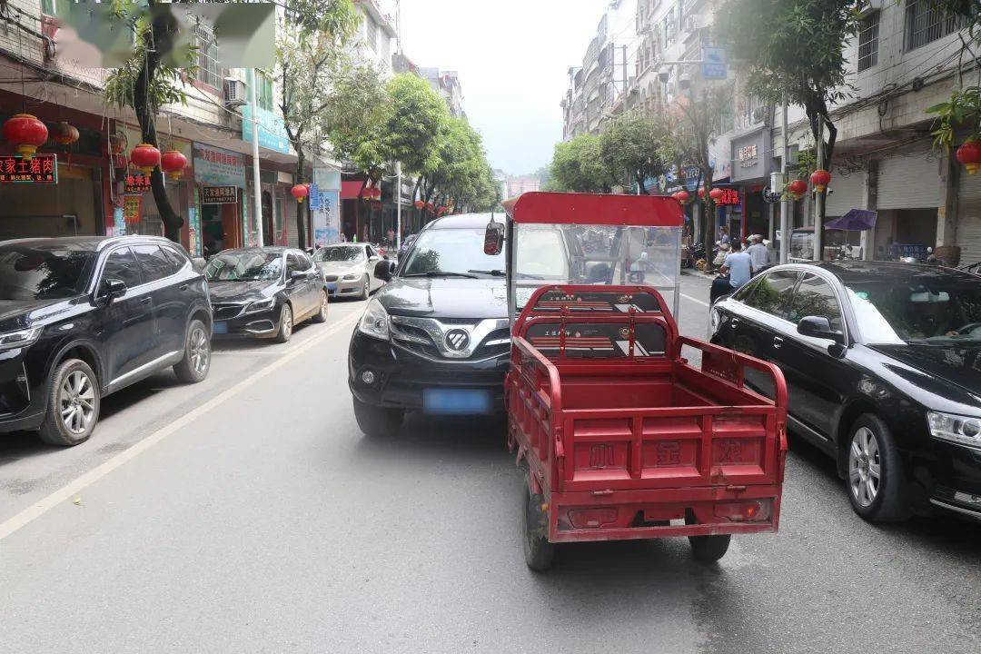 且呈"s"型路线行驶了一段距离,行至事发路段与轻型栏板货车迎头相撞