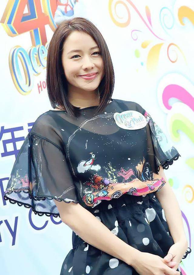 林嘉欣和刘德华演过夫妻 少女型温柔穿搭很迷人 笑容太治愈_风格_礼服