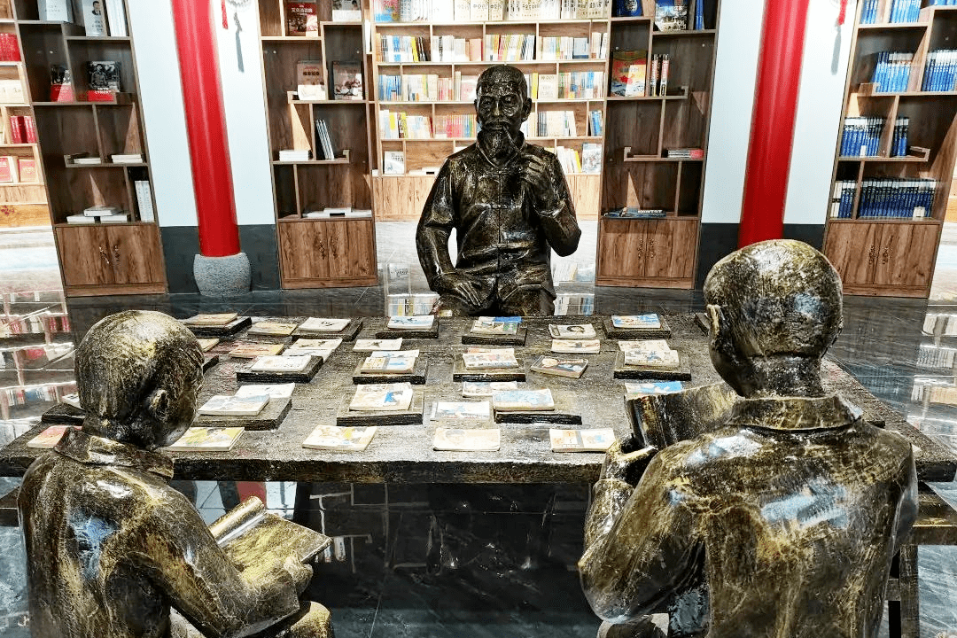 青条石书屋两层建筑面积约1100平方米,书屋有近3000种图书共计1万余册