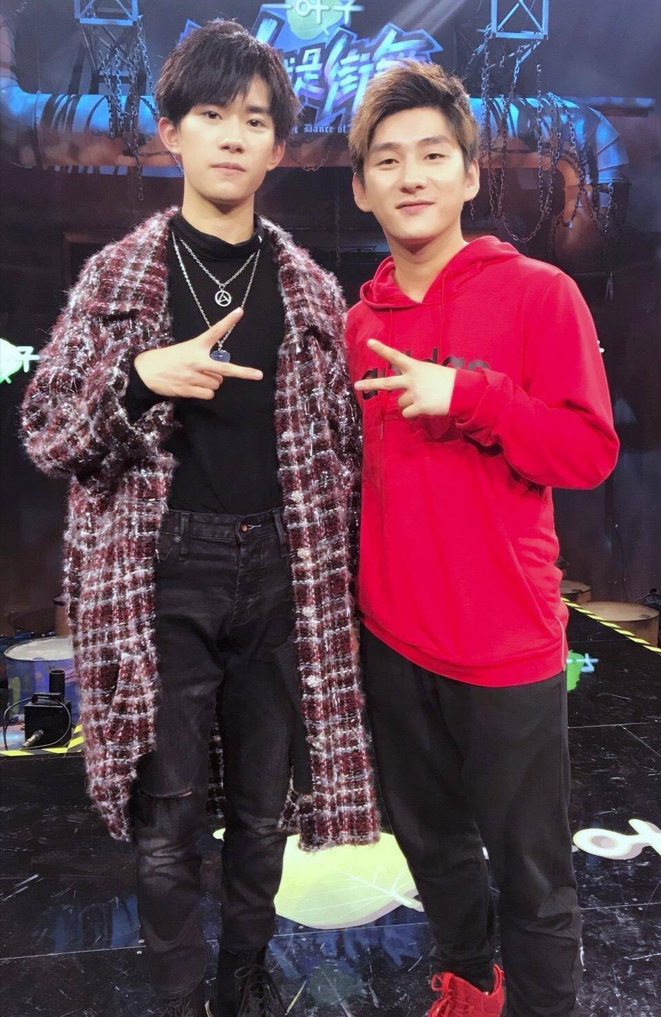 王锵晒《朋友请听好》新合照,易烊千玺躲在谢娜身后,表情可爱_照片