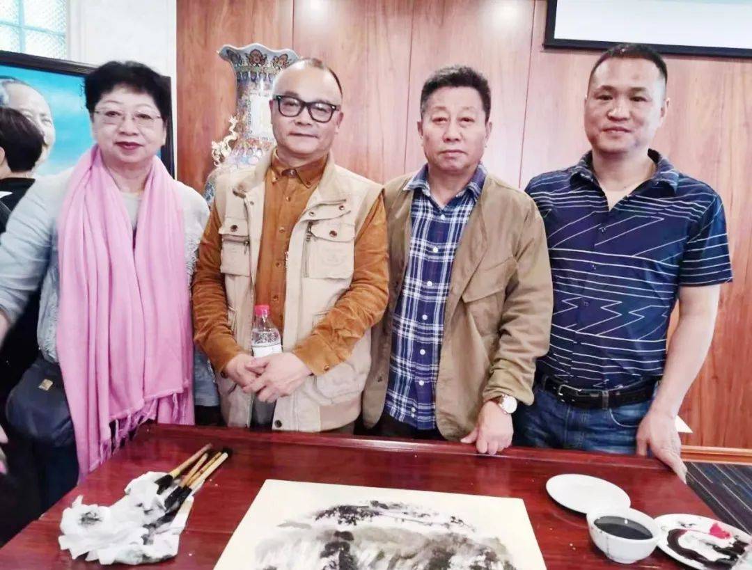 朱长贵老师留影▲刘爱群老师与中国当代著名书法家·邱璞老师留影