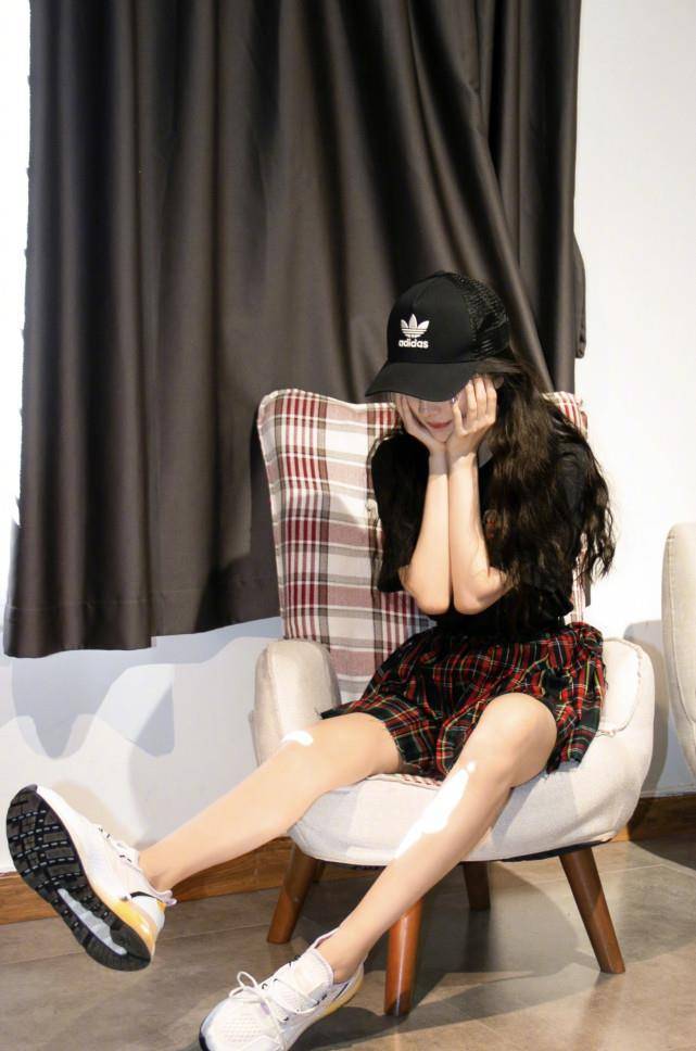 坐下后腿上一丝赘肉都没有,秀出这腿型让我崩溃_造型_牛仔_----ader