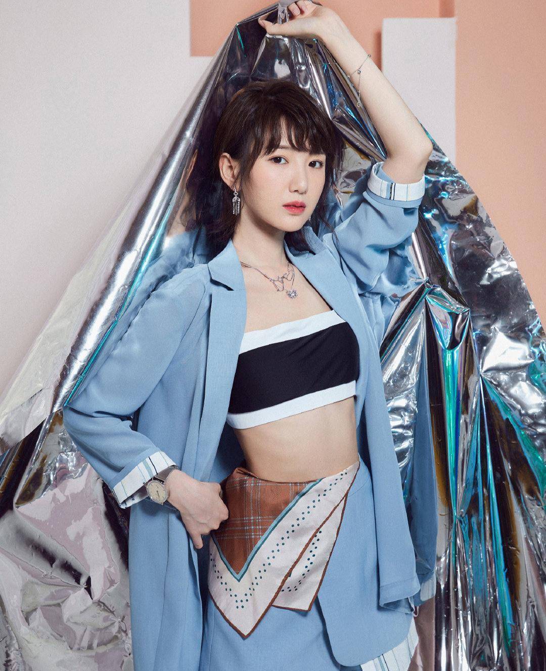 毛晓彤杨玏七夕撒狗粮,穿格子复古情侣装大秀文艺范,时尚又甜腻