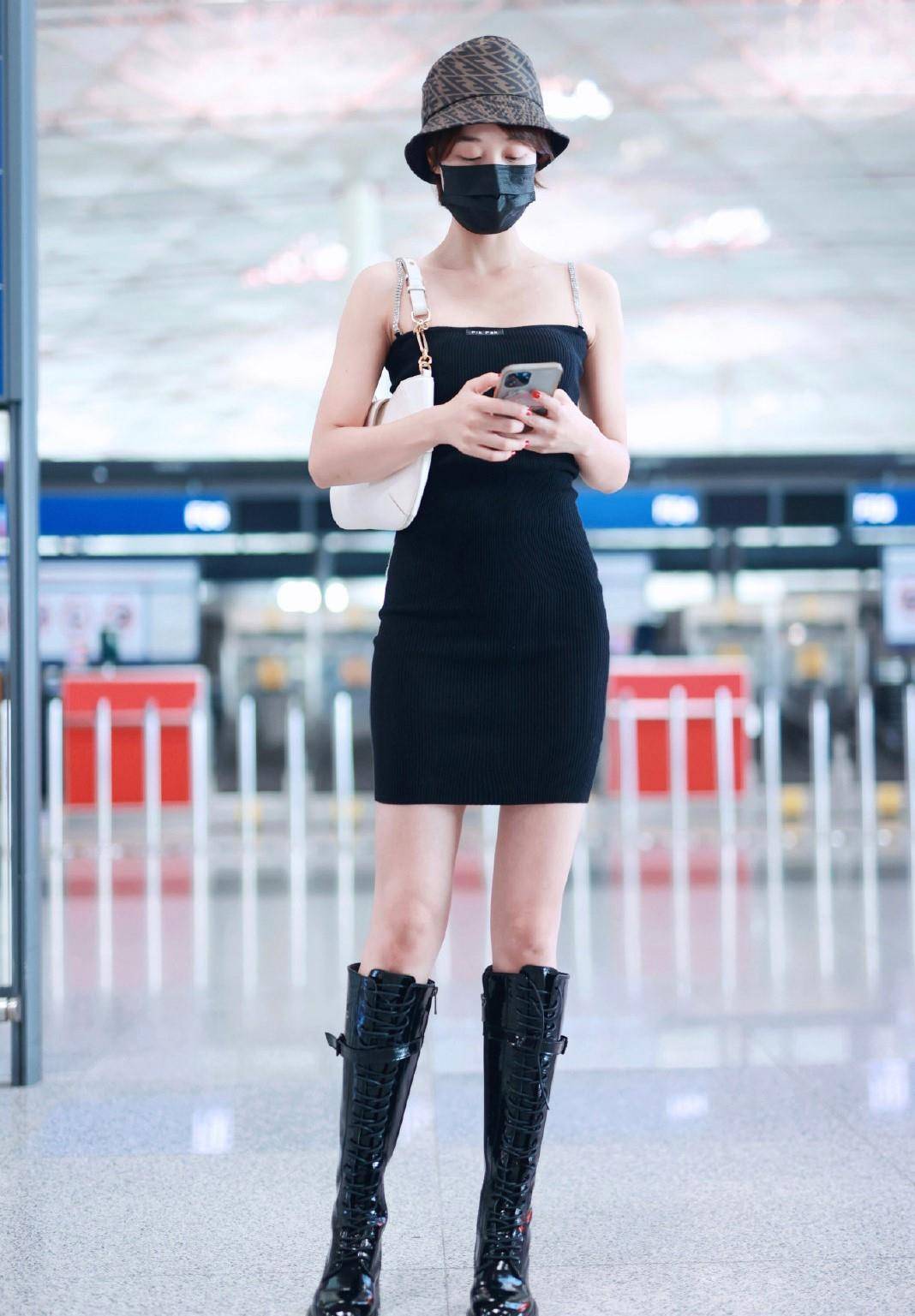 蓝盈莹穿"短上衣"走机场,31岁看脸时尚稳重,身材却好像十八岁_穿着