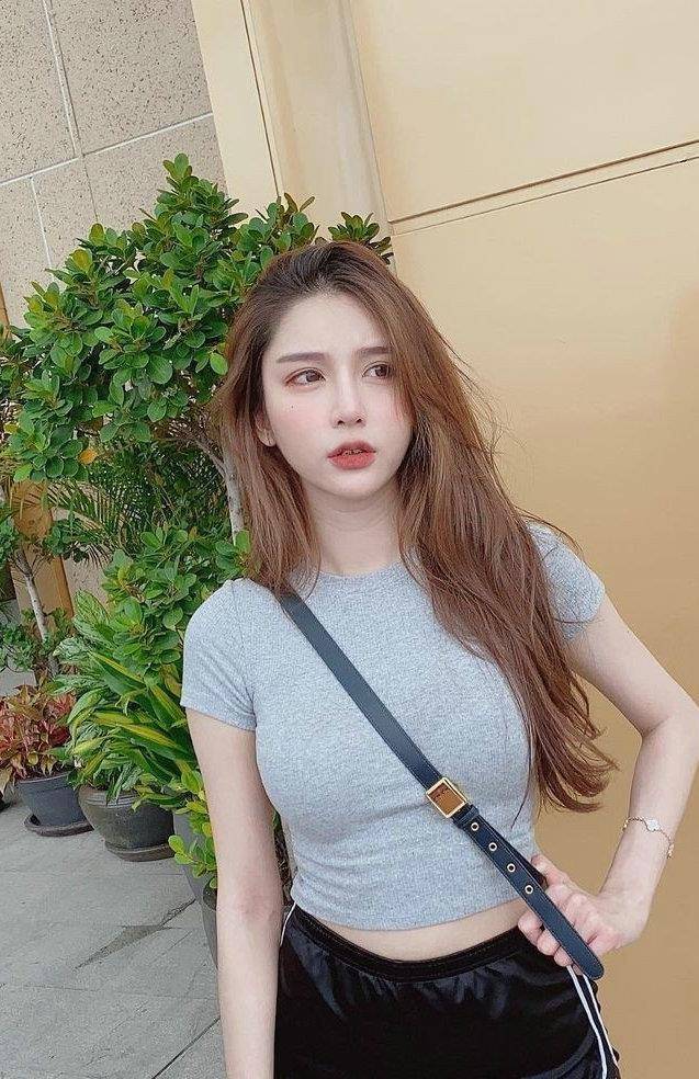 小姐姐身穿灰色的短袖上衣,简洁朴素的款式,穿上之后却非常的又精神