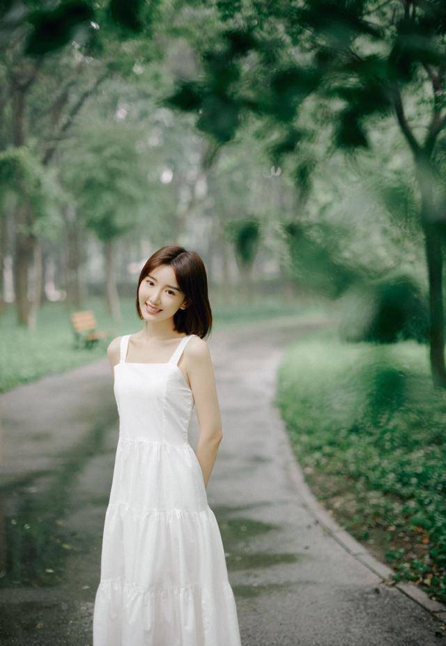 毛晓彤的娃娃脸真减龄,穿小白裙扮"邻家女孩",气质清纯又甜美_裙子
