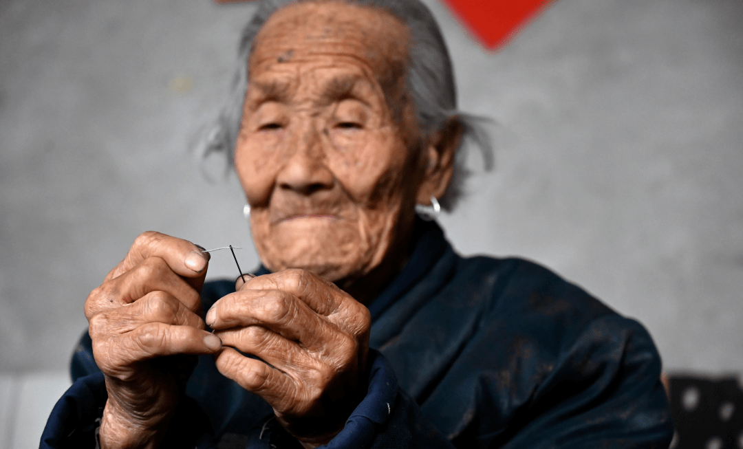 那个年代没有电,手工缝制衣服比较慢,为了完成任务,都是晚上点着油灯