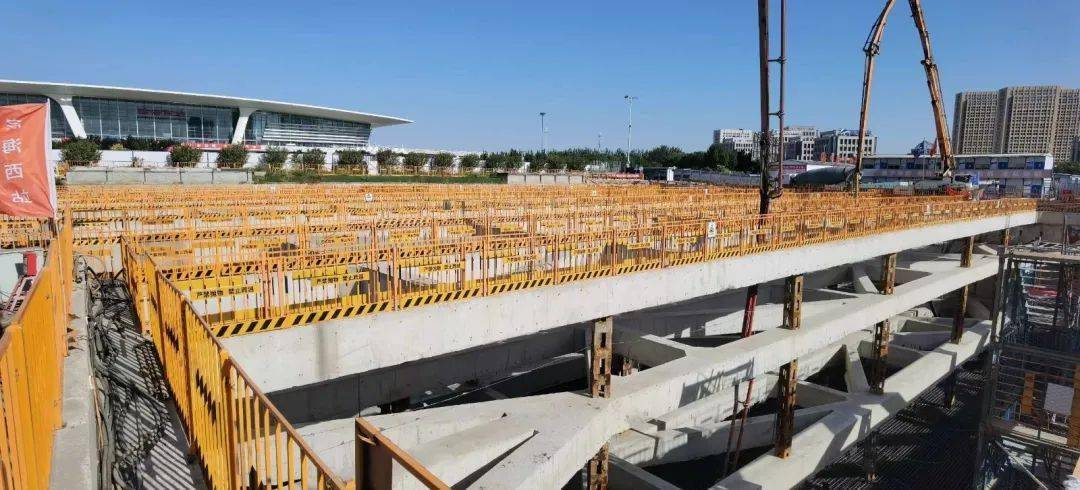 据了解,该工程由铁路滨海西站站房工程和配套市政公用工程共同组成